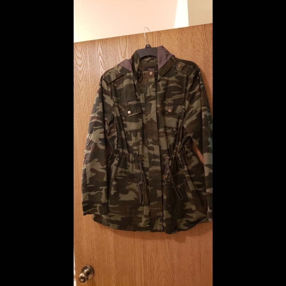 Green camo button up/ zipper jacket